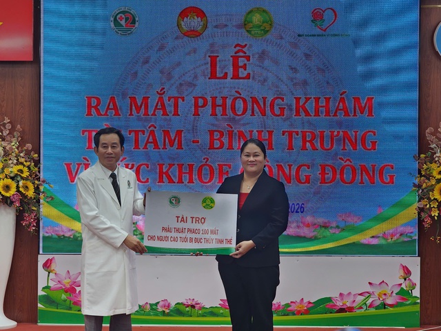 Người phụ nữ nu&ocirc;i 3 ch&aacute;u nhỏ bật kh&oacute;c khi lần đầu được kh&aacute;m bệnh miễn ph&iacute; - Ảnh 7.