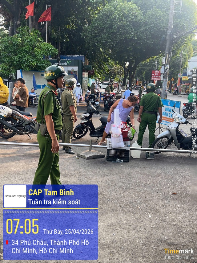 Nhiều trường hợp bị xử phạt khi buôn bán trước cổng bệnh viện - Ảnh 1.