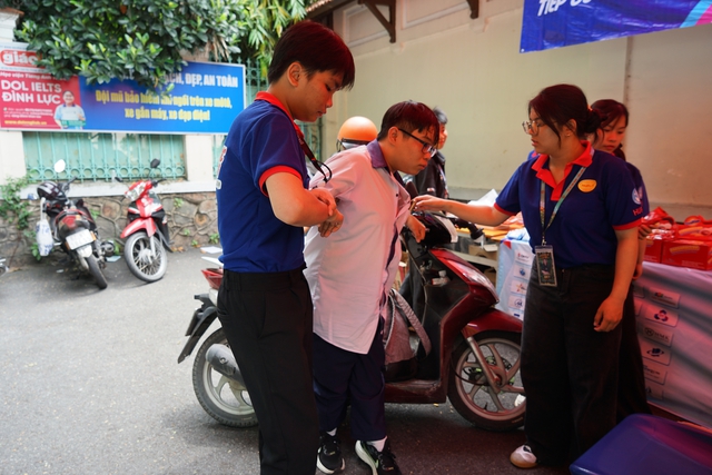 Tiếp sức mùa thi bằng nhiều thứ tiếng - Ảnh 5.