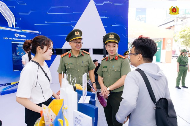 H&igrave;nh ảnh ấn tượng đang diễn ra tại phố đi bộ Nguyễn Huệ - Ảnh 11.