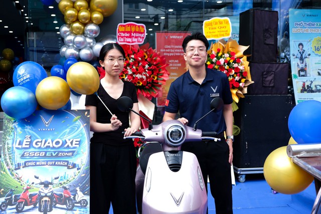 VinFast khai trương 66 đại lý xe máy điện mới trong 1 ngày, ra mắt mô hình showroom cao cấp EV-Zone - Ảnh 2. VinFast khai trương 66 đại lý xe máy điện mới trong 1 ngày, ra mắt mô hình showroom cao cấp EV-Zone - Ảnh 2.