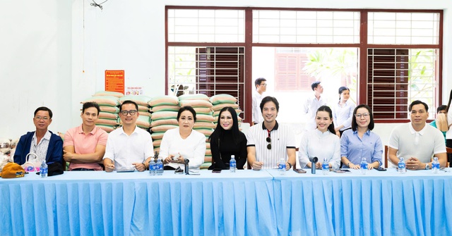 CEO, Nghệ sĩ Kristine Thảo Lâm cùng dàn nghệ sĩ trao quà cho bà con nghèo tại Vĩnh Long. - Ảnh 4.