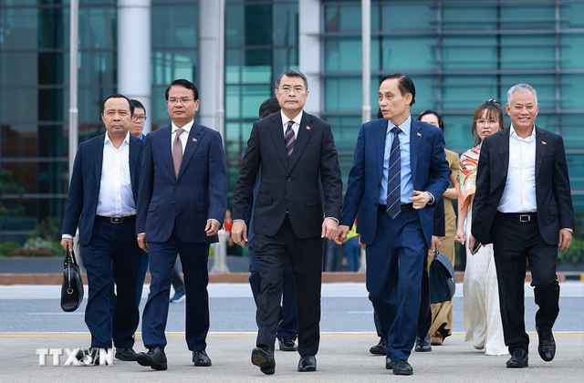 Thủ tướng Lê Minh Hưng lên đường công tác tại Nga - Ảnh 1.