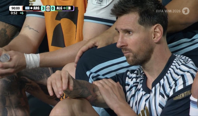 Messi và hành động đẹp sau cú hat-trick lịch sử - Ảnh 1.