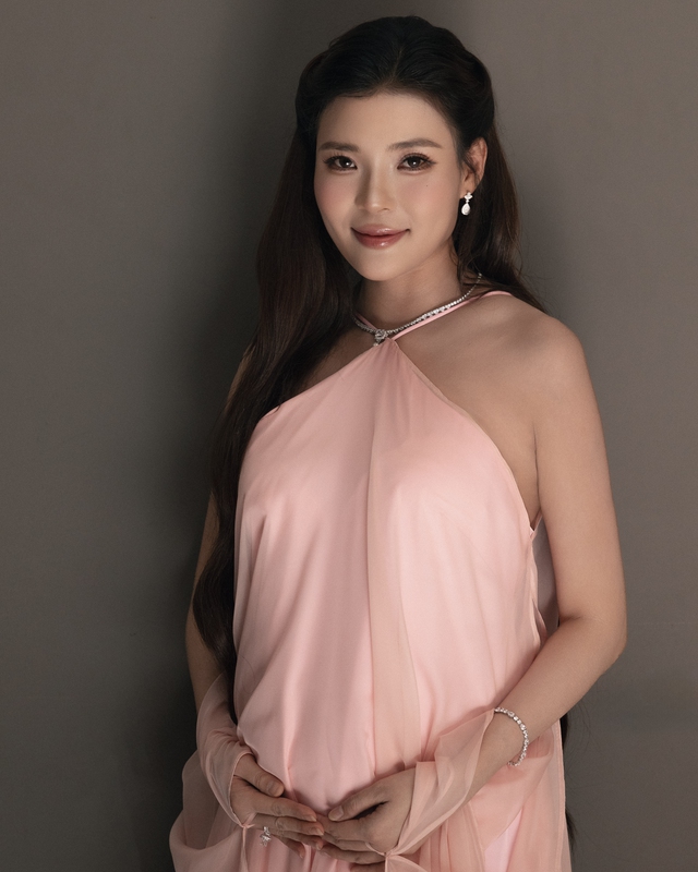 "Bà bầu" Thúy Diễm rạng rỡ trong ngày vui của Lương Thế Thành - Ảnh 2.