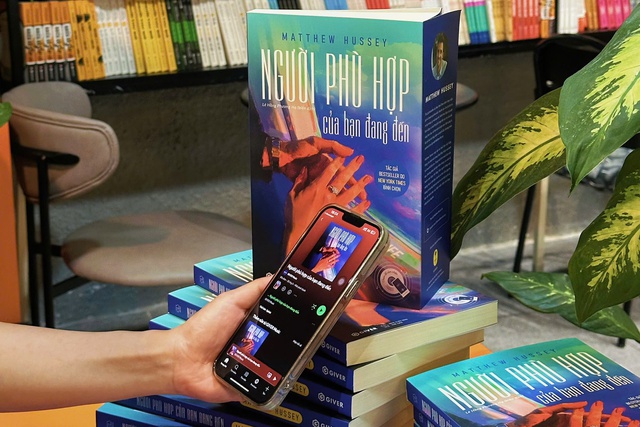 Lần đầu tiên tại Việt Nam: Sách tâm lý tình cảm tích hợp NFC phát nhạc độc quyền - Ảnh 2.