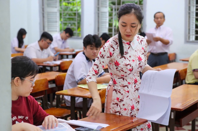Hình ảnh thí sinh lớp 10 thi môn toán: Hồi hộp chờ đề thi - Ảnh 2.