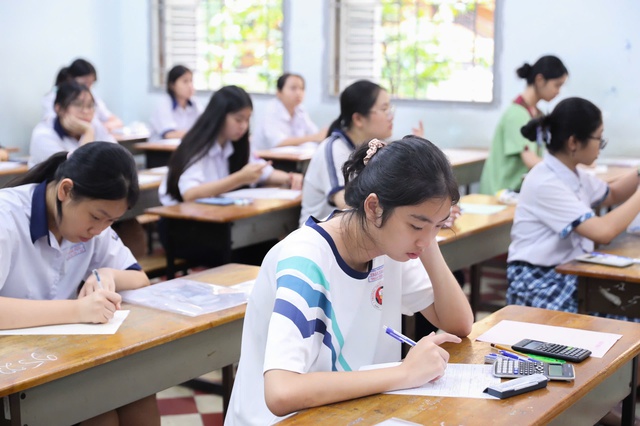 Hình ảnh thí sinh lớp 10 thi môn toán: Hồi hộp chờ đề thi - Ảnh 1.