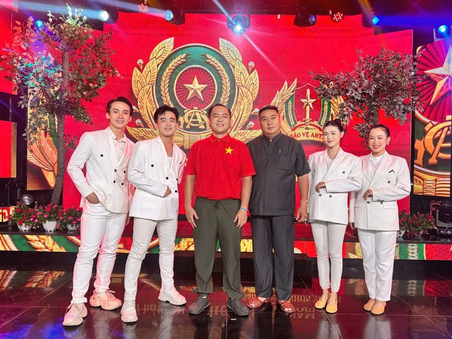 Ca sĩ Tâm Minhon tự hào khi thể hiện ca khúc ca ngợi lực lượng an ninh cơ sở - Ảnh 1.