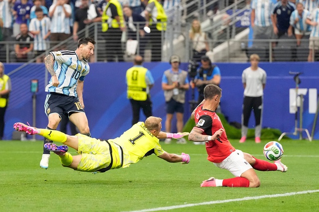Messi lập cú đúp lịch sử, Argentina sớm giành vé vào vòng 1/16 World Cup 2026 - Ảnh 1.