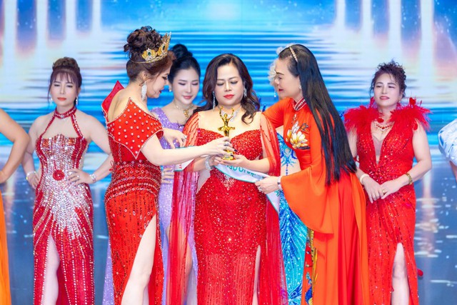 Hoa hậu Đậu Hằng Nga cuốn hút với tà áo dài thuần Việt tại Miss Business Charm International 2026 - Ảnh 4.
