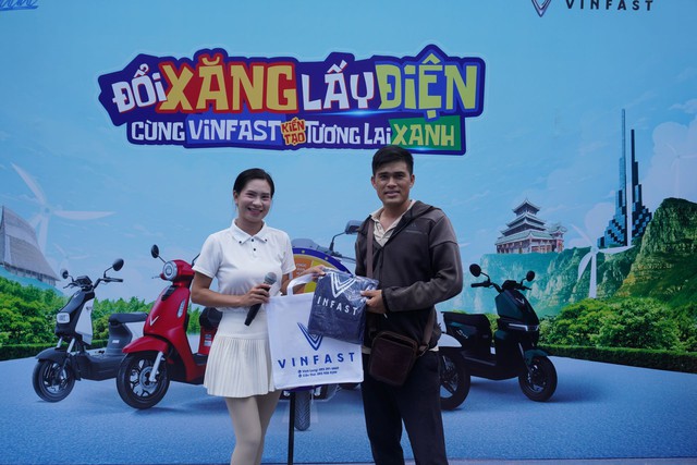 Đổi xăng lấy điện: Khách hàng Vĩnh Long “chốt” xe máy điện VinFast chỉ sau 10 phút lái thử - Ảnh 2. Đổi xăng lấy điện: Khách hàng Vĩnh Long “chốt” xe máy điện VinFast chỉ sau 10 phút lái thử - Ảnh 2.