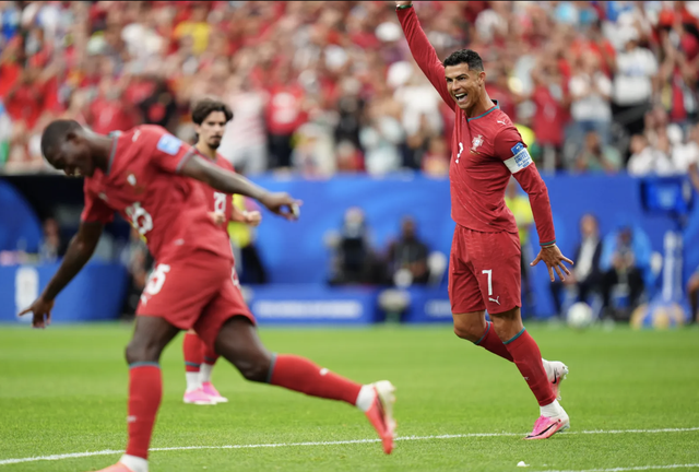 Ronaldo lập cú đúp lịch sử, Bồ Đào Nha đè bẹp Uzbekistan với chiến thắng 5 sao - Ảnh 2.