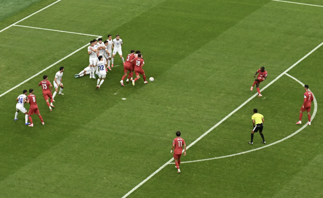 Ronaldo "làm xiếc" cả thế giới với màn đá phạt tinh quái - Ảnh 1.