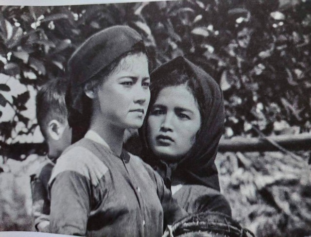 NSND Trà Giang xúc động đón nhận quyển sách của thầy - Ảnh 3.