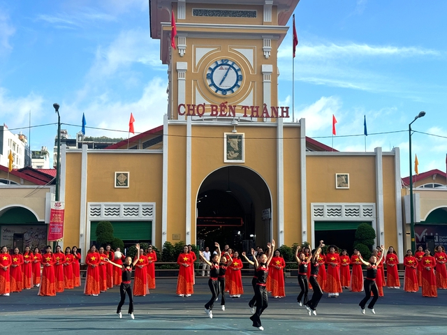 Đồng diễn d&acirc;n vũ thể thao ch&agrave;o mừng 50 năm th&agrave;nh phố mang t&ecirc;n B&aacute;c - Ảnh 2.