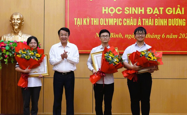 Khen thưởng học sinh đoạt giải Kỳ thi Olympic Châu Á - Thái Bình Dương - Ảnh 1.