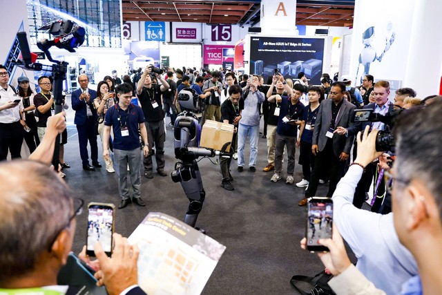 Người máy “Make in Vietnam” của VinRobotics tỏa sáng tại hai sân khấu công nghệ hàng đầu thế giới - Ảnh 1. Người máy “Make in Vietnam” của VinRobotics tỏa sáng tại hai sân khấu công nghệ hàng đầu thế giới - Ảnh 1.