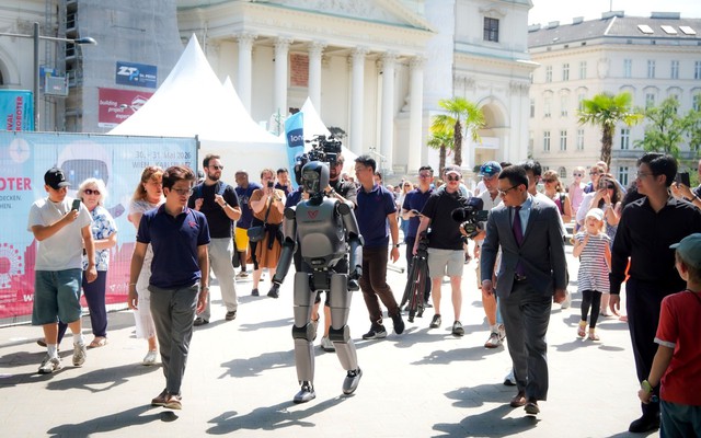 Người máy “Make in Vietnam” của VinRobotics tỏa sáng tại hai sân khấu công nghệ hàng đầu thế giới - Ảnh 3. Người máy “Make in Vietnam” của VinRobotics tỏa sáng tại hai sân khấu công nghệ hàng đầu thế giới - Ảnh 3.