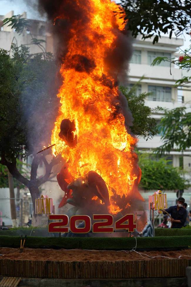 Linh vật rồng ở Nha Trang bốc cháy khi đang thi công- Ảnh 2.