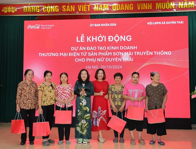 Công ty Coca-Cola Việt Nam hỗ trợ phụ nữ Duyên Thái bán hàng trên thương mại điện tử - Ảnh 2.