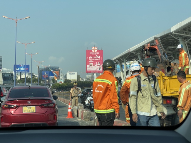 Khẩn trương khắc phục hiện trường tai nạn trên cầu Sài Gòn- Ảnh 1.