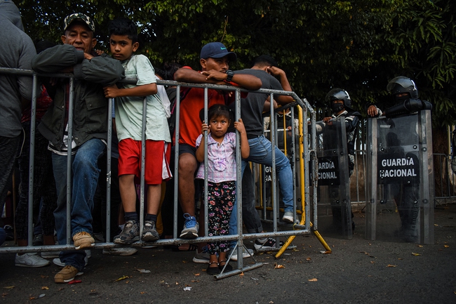 Ông Yobel Ruiz và con gái Milaidy, 5 tuổi, tại văn phòng nhập cư ở Tapachula - Mexico ngày 8-3-2022. Hai người đang hy vọng được cấp quyền tị nạn và đến Florida - Mỹ. Ảnh: Cronkite Borderlands Project