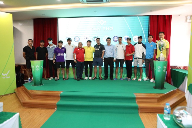 Đại diện các đội bóng tham dự giải đấu ở TP Cần Thơ