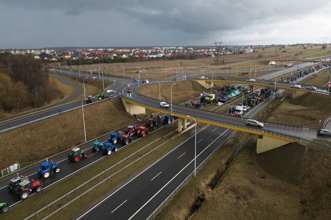 Nông dân Ba Lan phong tỏa tất cả cửa khẩu biên giới với Ukraine- Ảnh 2.