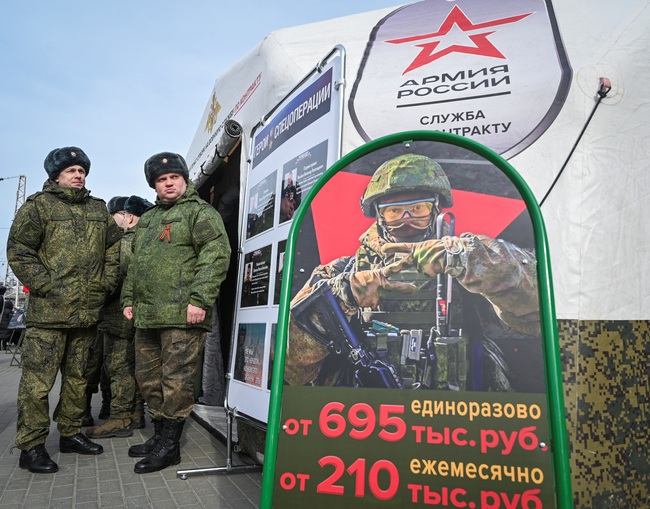 Các quân nhân Nga đứng gần một trung tâm tuyển quân di động ở Rostov-on- Don - Nga. Ảnh: Reuters