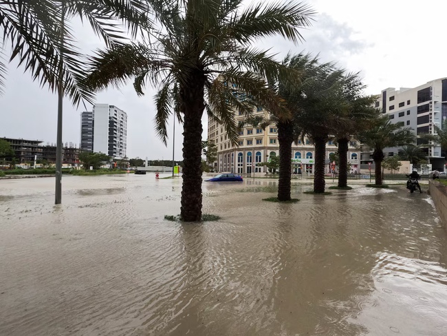 Vốn khô cằn và nóng thiêu đốt, Dubai hỗn loạn vì mưa xối xả- Ảnh 3.