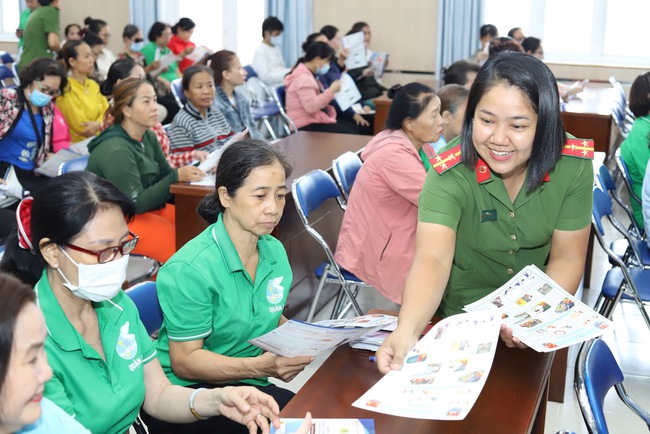 Sôi nổi "Ngày hội pháp luật" tại quận 8, TP HCM- Ảnh 2.