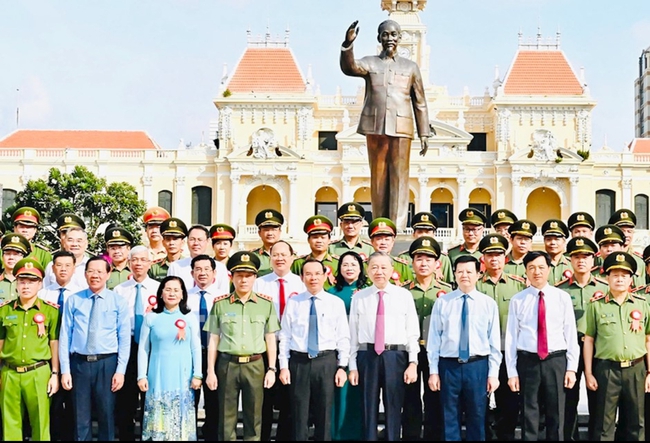 Tổng Bí thư, Chủ tịch nước Tô Lâm dự Lễ dâng hoa, báo công dâng Bác của Công an TP HCM- Ảnh 4.