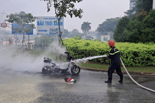 TP HCM: Cảnh sát đi diễn tập chữa cháy thì gặp cháy thật- Ảnh 1.