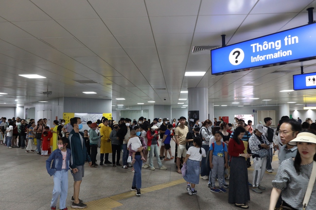 Nhộn nhịp không khí Tết tại ga metro số 1 Bến Thành - Suối Tiên- Ảnh 2.