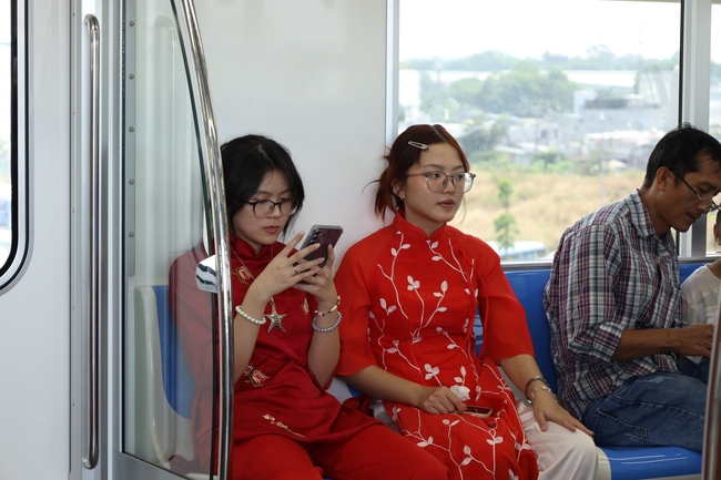 Nhộn nhịp không khí Tết tại ga metro số 1 Bến Thành - Suối Tiên- Ảnh 10.