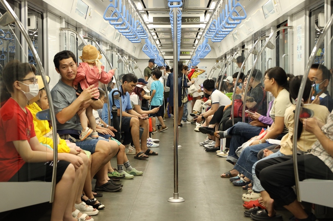 Nhộn nhịp không khí Tết tại ga metro số 1 Bến Thành - Suối Tiên- Ảnh 5.