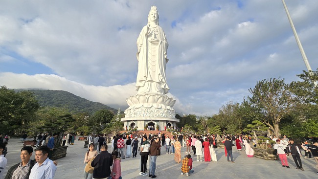 Đà Nẵng: Chùa Linh Ứng quá tải trong ngày đầu năm mới- Ảnh 8.