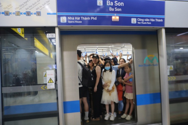 Ngày Mùng 2 Tết, metro số 1 đông nghẹt người - Ảnh 17.