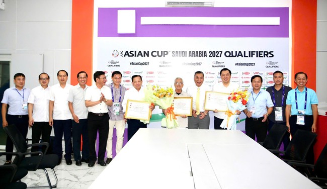 Chủ tịch HĐQT Tập đoàn Becamex nhận kỷ niệm chương “Vì sự nghiệp Bóng đá Việt Nam” - Ảnh 2. Chủ tịch HĐQT Tập đoàn Becamex nhận kỷ niệm chương “Vì sự nghiệp Bóng đá Việt Nam” - Ảnh 2.