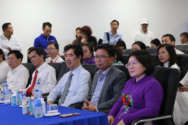 Tổ đại biểu tham dự Đại hội đại biểu Đảng bộ TP HCM tham quan Nhà máy sữa Vinamilk - Ảnh 1.
