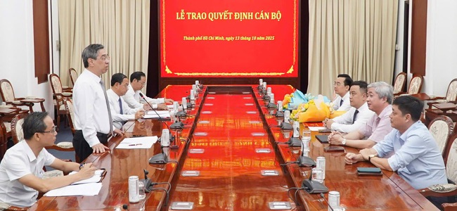Ông Trần Thế Thông và ông Đinh Xuân Hải được bổ nhiệm làm Thư ký Bí thư Thành ủy TP HCM - Ảnh 1. Ông Trần Thế Thông và ông Đinh Xuân Hải được bổ nhiệm làm Thư ký Bí thư Thành ủy TP HCM - Ảnh 1.