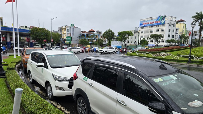 Lo mưa đặc biệt lớn, nhiều tài xế Đà Nẵng "mách" nhau đưa xe “giành chỗ” tránh ngập - Ảnh 4. Lo mưa đặc biệt lớn, nhiều tài xế Đà Nẵng "mách" nhau đưa xe “giành chỗ” tránh ngập - Ảnh 4.