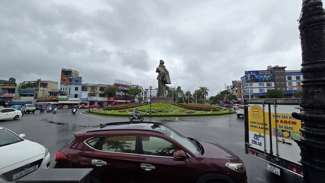 Lo mưa đặc biệt lớn, nhiều tài xế Đà Nẵng "mách" nhau đưa xe “giành chỗ” tránh ngập - Ảnh 1. Lo mưa đặc biệt lớn, nhiều tài xế Đà Nẵng "mách" nhau đưa xe “giành chỗ” tránh ngập - Ảnh 1.