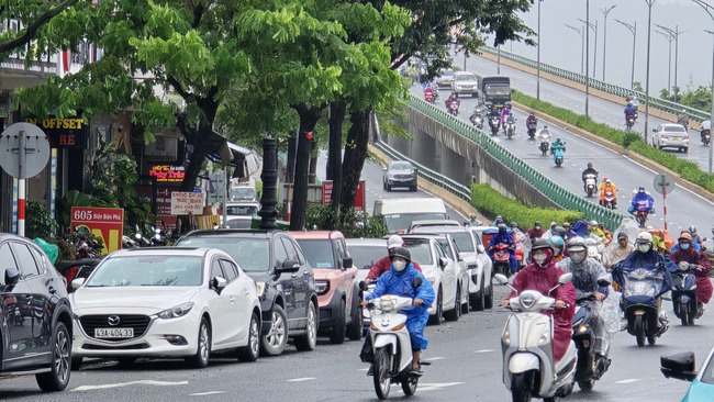 Lo mưa đặc biệt lớn, nhiều tài xế Đà Nẵng "mách" nhau đưa xe “giành chỗ” tránh ngập - Ảnh 5. Lo mưa đặc biệt lớn, nhiều tài xế Đà Nẵng "mách" nhau đưa xe “giành chỗ” tránh ngập - Ảnh 5.