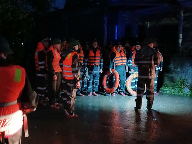 Hàng chục người đang tìm kiếm bé gái 11 tuổi mất tích do lũ cuốn ở Quảng Trị - Ảnh 2. Hàng chục người đang tìm kiếm bé gái 11 tuổi mất tích do lũ cuốn ở Quảng Trị - Ảnh 2.