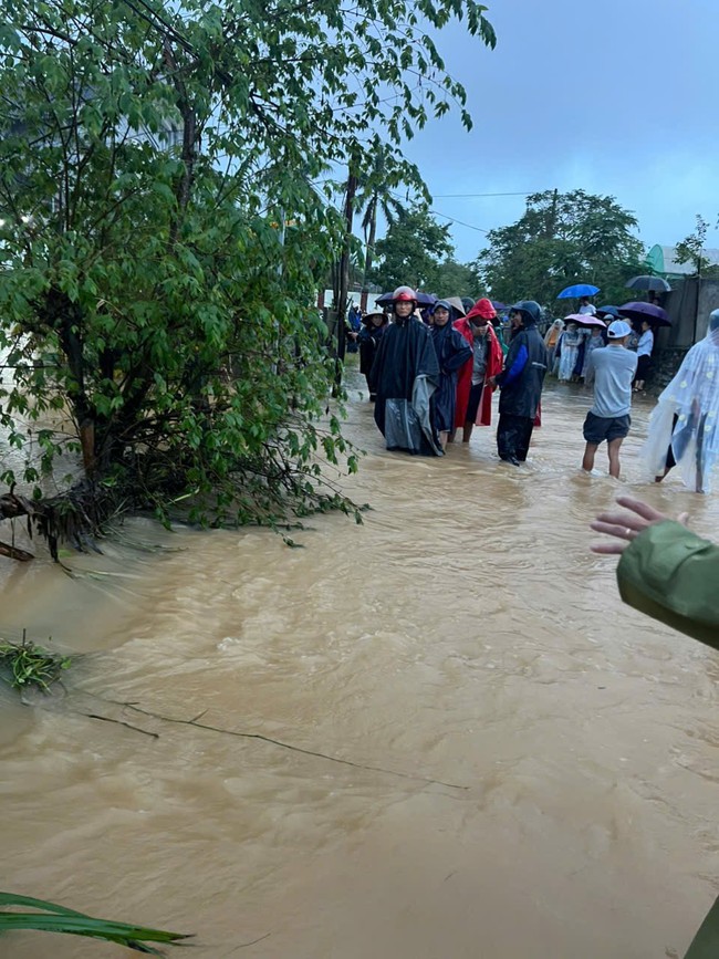 Hàng chục người đang tìm kiếm bé gái 11 tuổi mất tích do lũ cuốn ở Quảng Trị - Ảnh 5. Hàng chục người đang tìm kiếm bé gái 11 tuổi mất tích do lũ cuốn ở Quảng Trị - Ảnh 5.