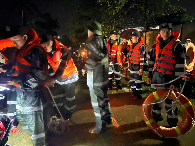 Hàng chục người đang tìm kiếm bé gái 11 tuổi mất tích do lũ cuốn ở Quảng Trị - Ảnh 8. Hàng chục người đang tìm kiếm bé gái 11 tuổi mất tích do lũ cuốn ở Quảng Trị - Ảnh 8.