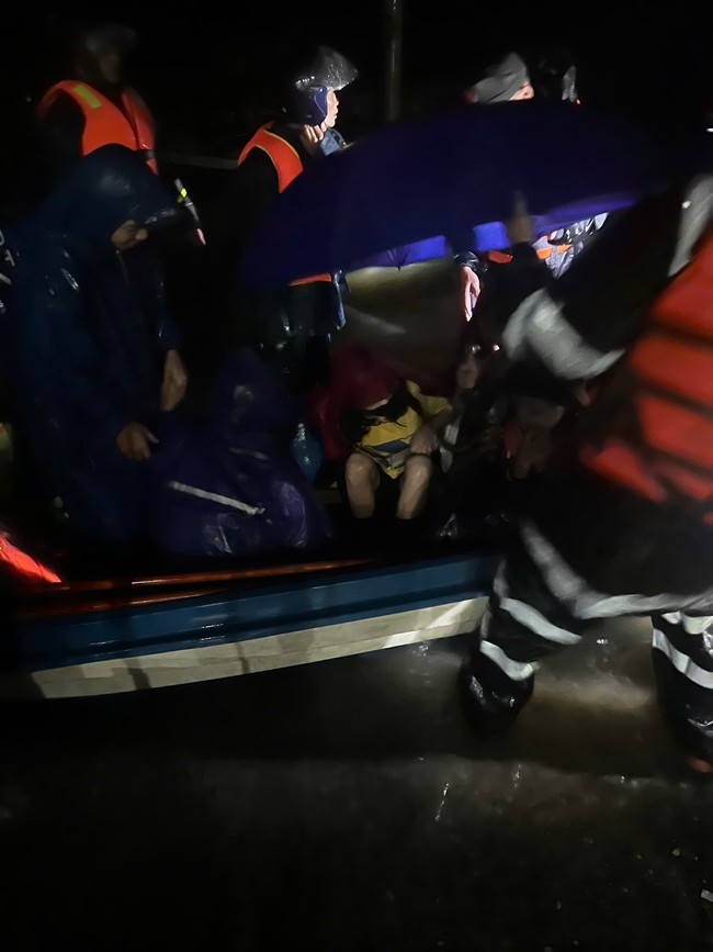 Hàng chục người đang tìm kiếm bé gái 11 tuổi mất tích do lũ cuốn ở Quảng Trị - Ảnh 7. Hàng chục người đang tìm kiếm bé gái 11 tuổi mất tích do lũ cuốn ở Quảng Trị - Ảnh 7.