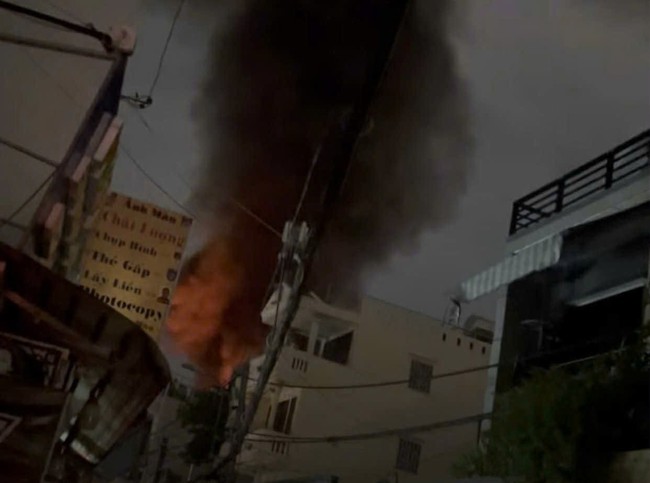 Cháy lớn căn nhà chứa bao bì ở phường Bình Hưng Hòa, TP HCM - Ảnh 1. Cháy lớn căn nhà chứa bao bì ở phường Bình Hưng Hòa, TP HCM - Ảnh 1.